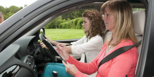 4 things to consider while choosing a driving course