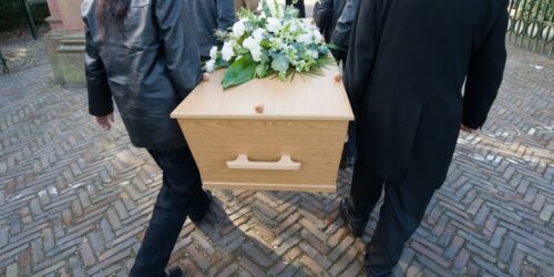 How to pick the right casket for a funeral ceremony?