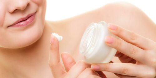 Everything You Need To Know About Using A Face Moisturizer For Dry Skin